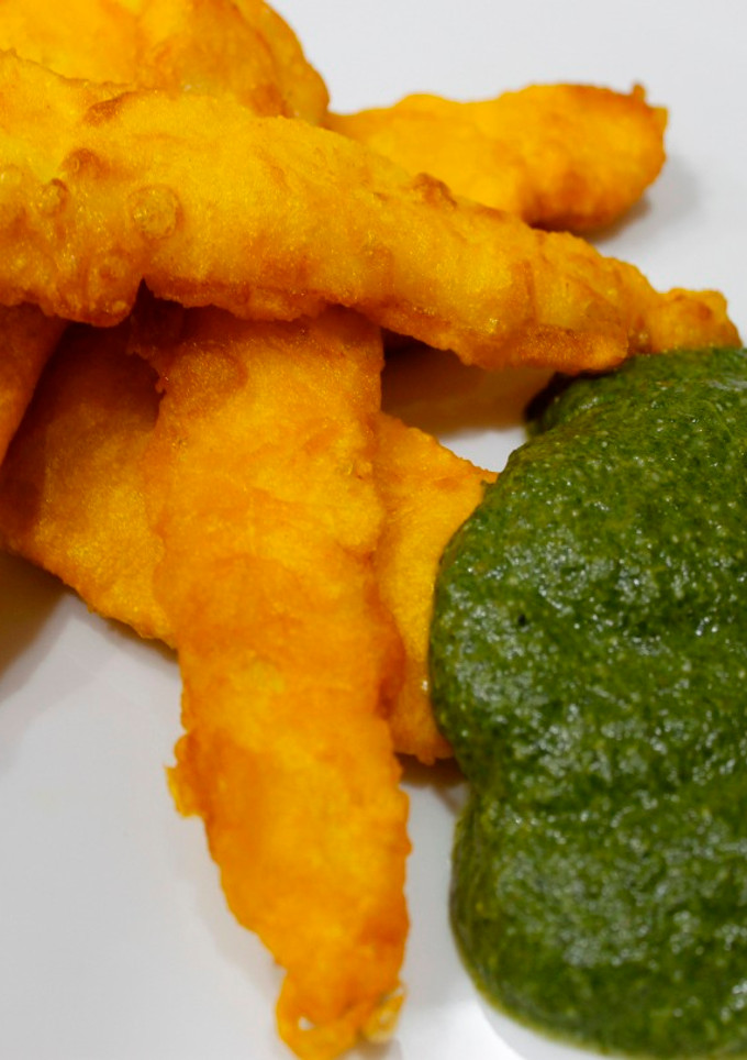 Una foto de Pescado con salsa de espinacas