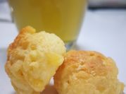 Una foto de escones de queso sin manteca