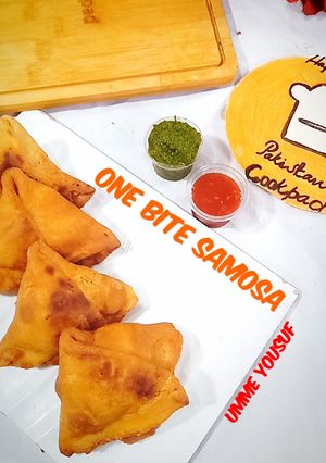 A picture of Mini samosa (one bite samosa).
