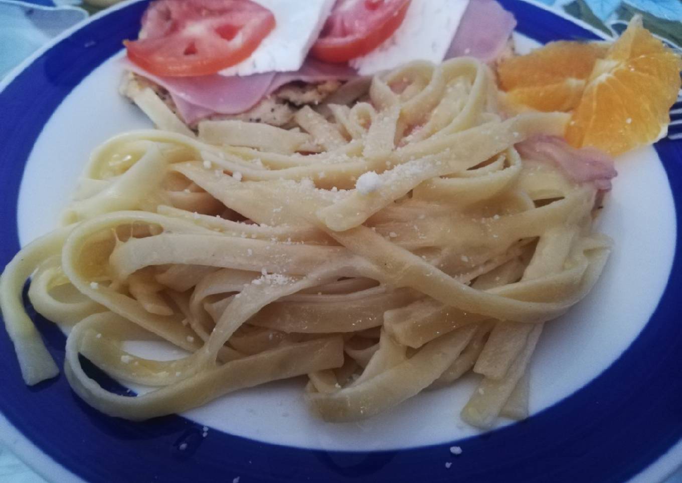 Espagueti de mantequilla con queso manchego y pechuga asada