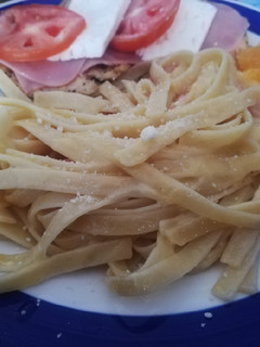 Una foto de Espagueti de mantequilla con queso manchego y pechuga asada