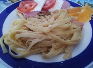 Una foto de Espagueti de mantequilla con queso manchego y pechuga asada