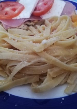 Una foto de Espagueti de mantequilla con queso manchego y pechuga asada