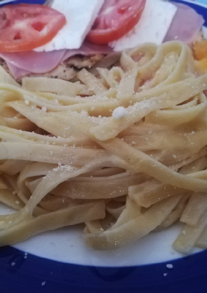Una foto de Espagueti de mantequilla con queso manchego y pechuga asada