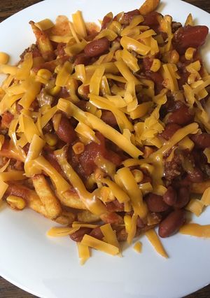 A picture of Chili cheese fries.