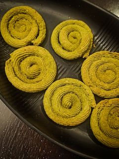சோள மாவு பாலக் முறுக்கு(palak murukku recipe in tamil) செய்முறை முக்கிய புகைப்படம்