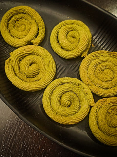 சோள மாவு பாலக் முறுக்கு(palak murukku recipe in tamil) செய்முறை முக்கிய புகைப்படம்