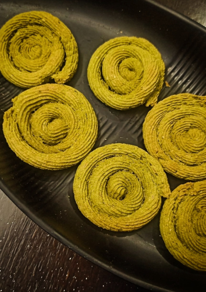 சோள மாவு பாலக் முறுக்கு(palak murukku recipe in tamil) செய்முறை முக்கிய புகைப்படம்