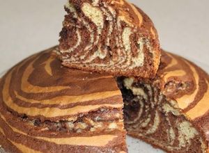 Una foto de Torta sin mantequilla ni huevos estilo cebra: