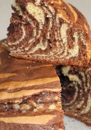 Una foto de Torta sin mantequilla ni huevos estilo cebra: