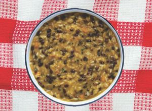 Una foto de Porotos Frutillas con crema de verduras