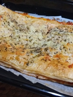 Una foto de Empanada de bacon, queso, pavo y tomate