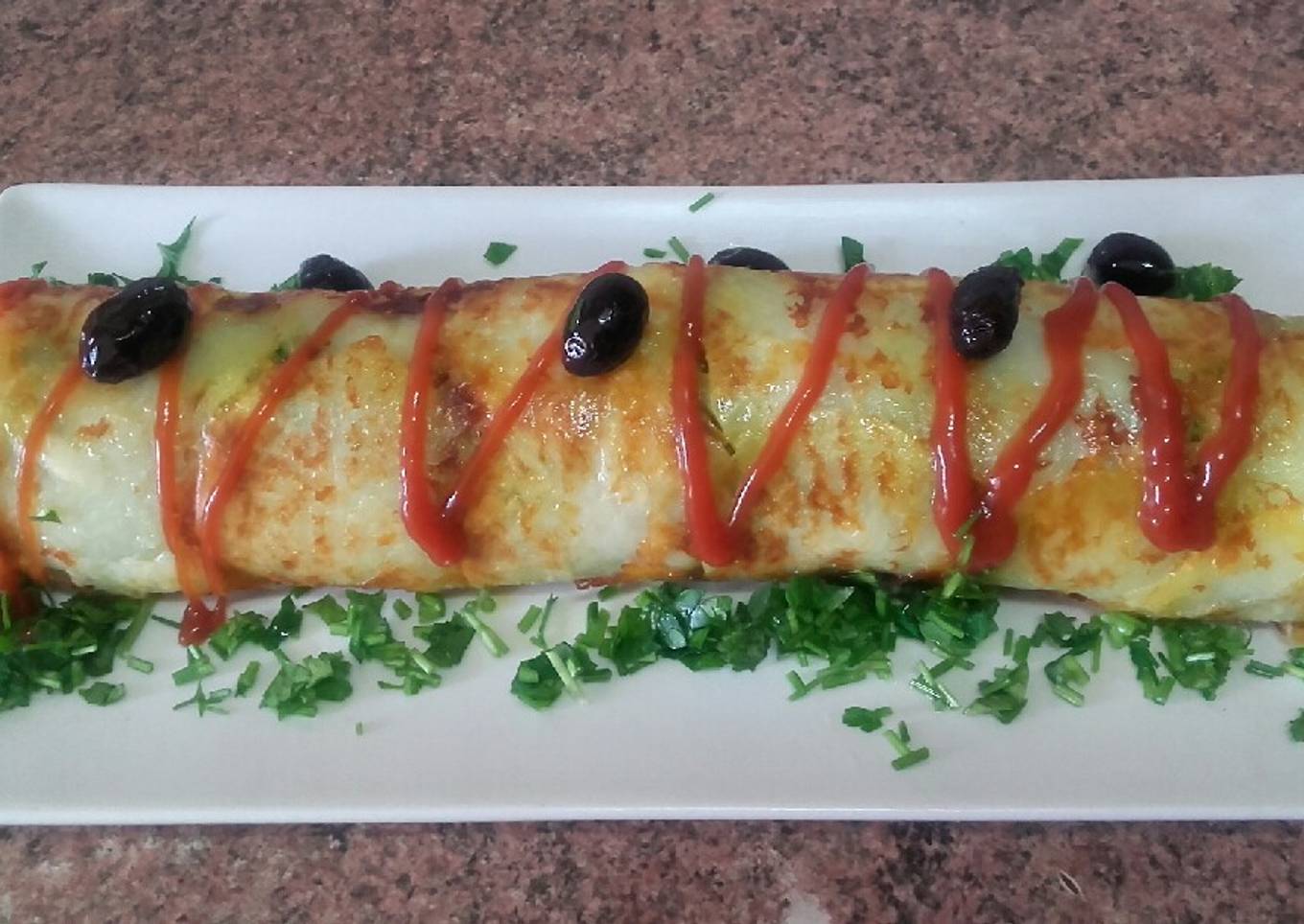 Rollo de patata relleno con pollo y verdura / comida de Marruecos
