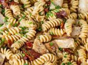 A picture of chicken and farfalle pasta