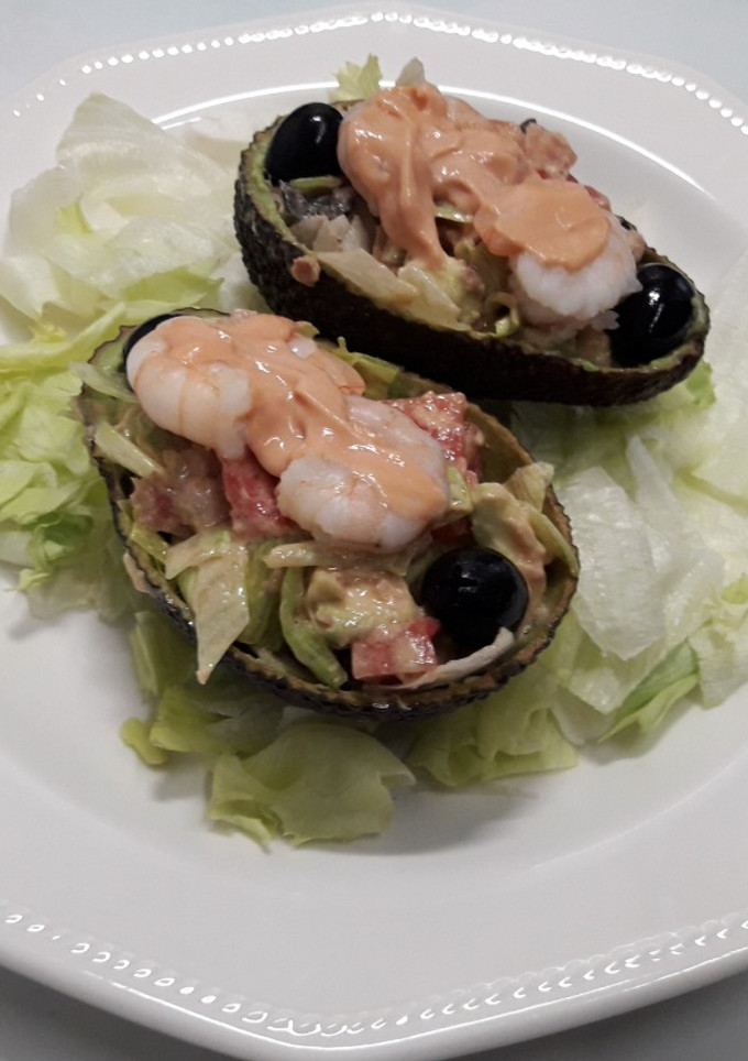 Una foto de Aguacates rellenos de ensalada