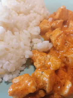 Una foto de Pollo al curry con arroz