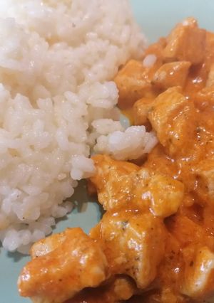 Una foto de Pollo al curry con arroz