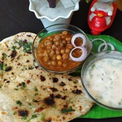 A picture of Chhole kulche.
