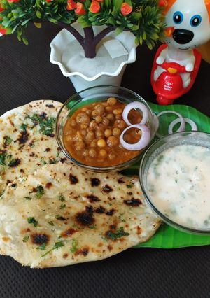 A picture of Chhole kulche.