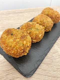 Una foto de Croquetas de espinacas con piñones y pasas