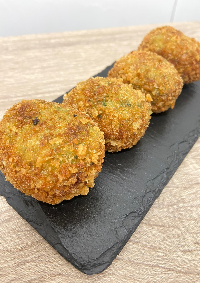 Una foto de Croquetas de espinacas con piñones y pasas