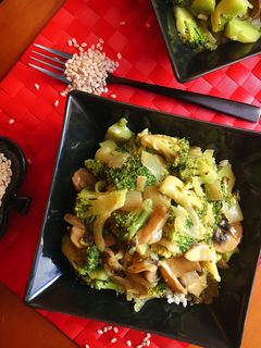 Una foto de Arroz integral con brócoli y champiñones al curry