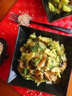 Una foto de Arroz integral con brócoli y champiñones al curry