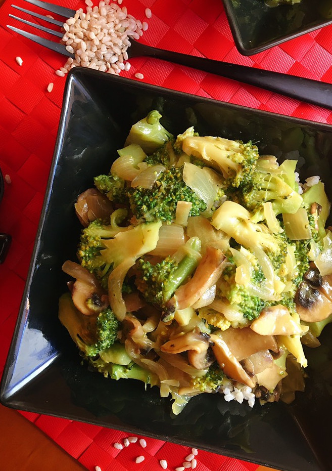 Una foto de Arroz integral con brócoli y champiñones al curry