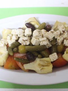 Una foto de Ensalada con queso en aceite y alcachofas