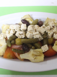 Una foto de Ensalada con queso en aceite y alcachofas