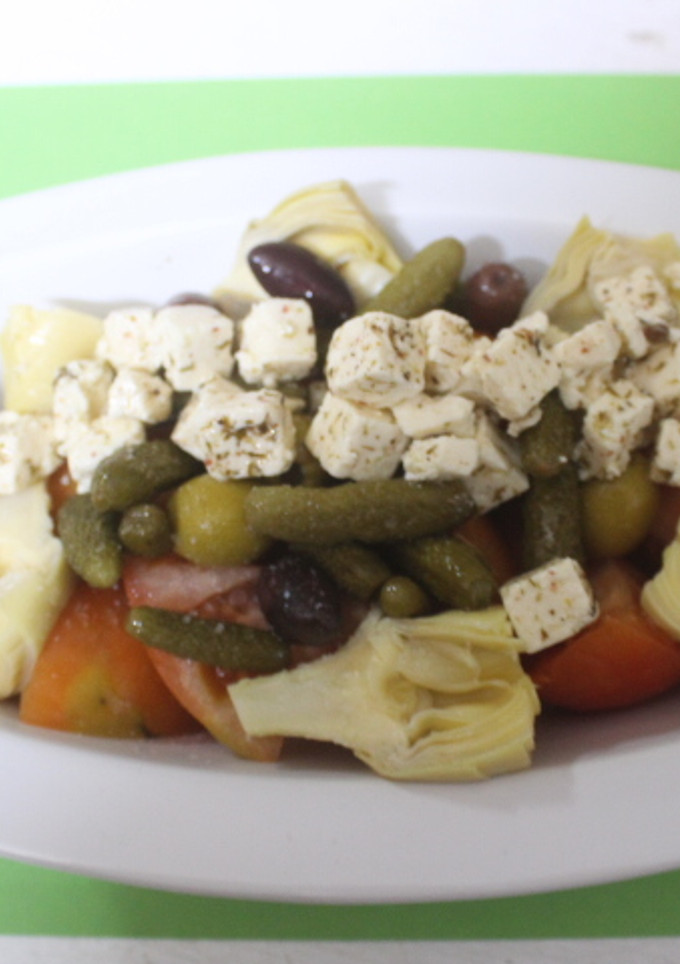 Una foto de Ensalada con queso en aceite y alcachofas