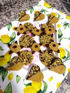 Una foto de Galletas 🍪 saludables de pistachos y chocolate 🍫