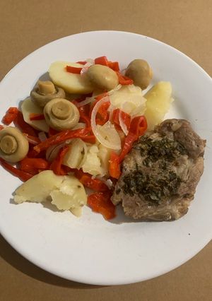 Una foto de Bondiola de cerdo con guarnición