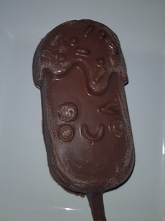Una foto de Bombón helado relleno de frutilla!