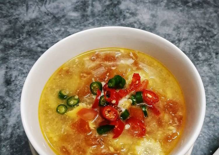 Cara Gampang Menyiapkan Sup Tomato Telur Hancur, Bisa Manjain Lidah