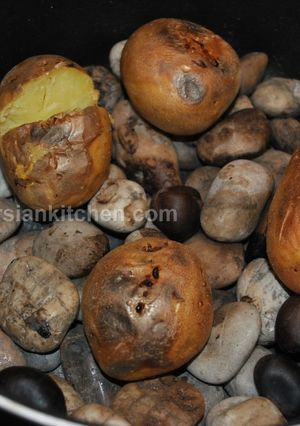 عکسی از دستور سیب زمینی کبابی روی سنگ داغ