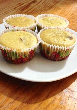 Una foto de Muffins de cornmeal con coco y arándanos