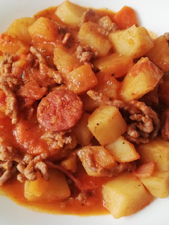 Una foto de Papas con chorizo picante y carne picada