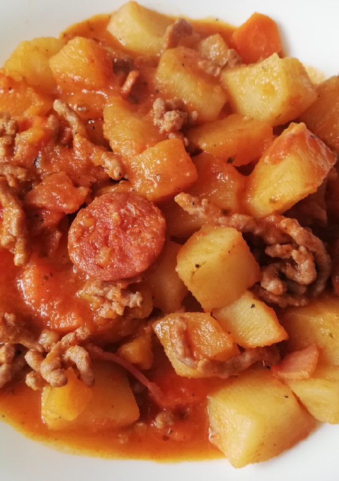 Una foto de Papas con chorizo picante y carne picada