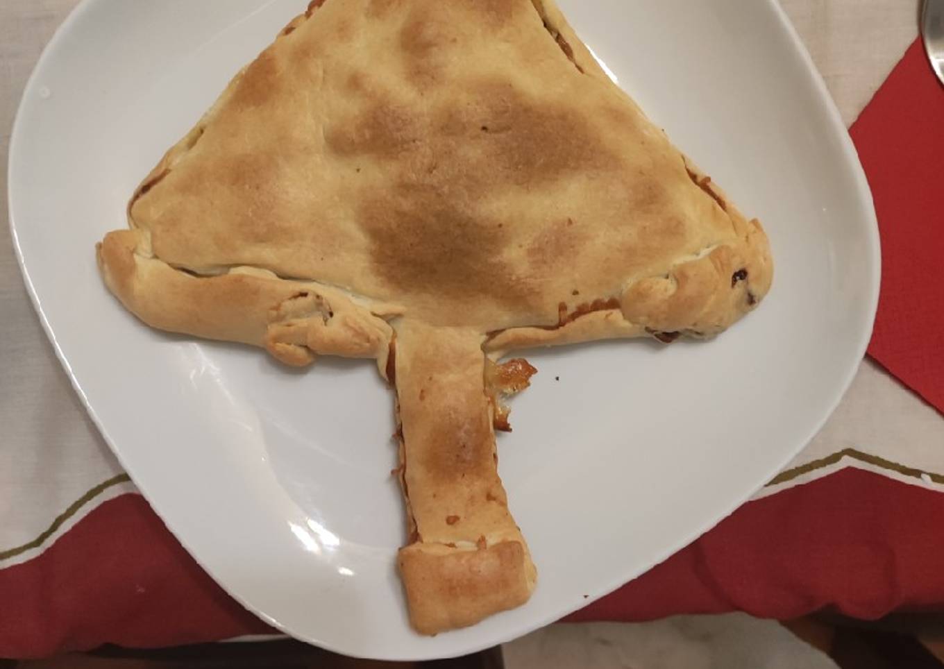 Empanada de jamón York, queso rallado y dátiles