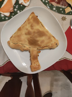 Una foto de Empanada de jamón York, queso rallado y dátiles