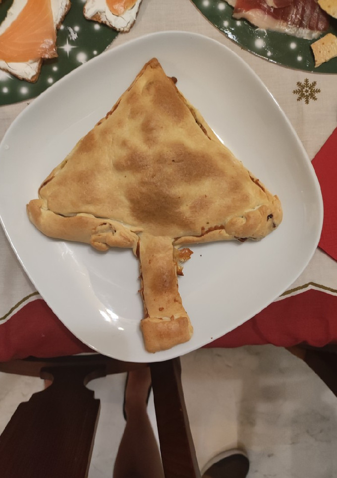 Una foto de Empanada de jamón York, queso rallado y dátiles