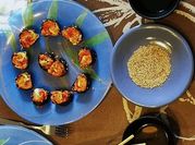Una foto de sushi de salmón ahumado