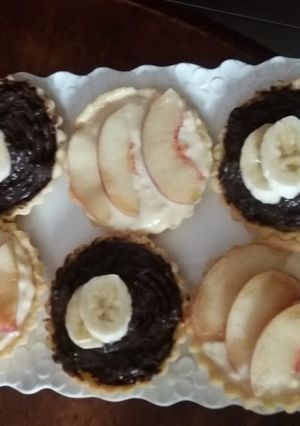 Une photo de Des tartelettes au chocolat et vanille et des fruits