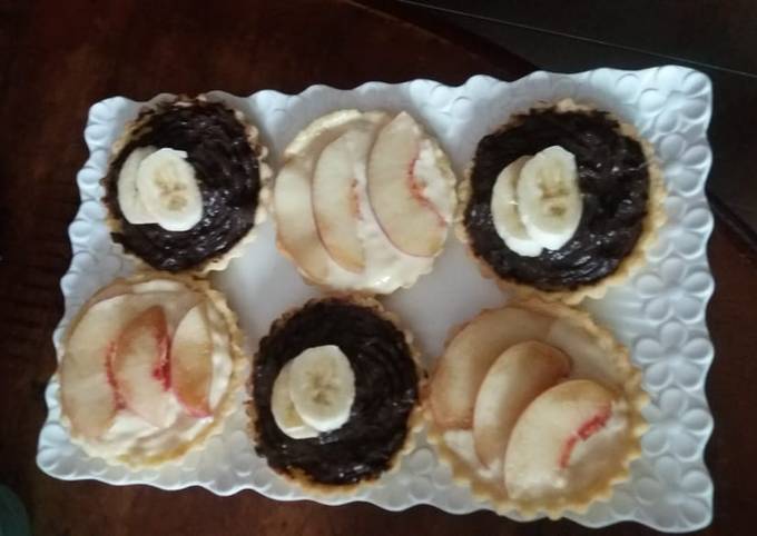 Des tartelettes au chocolat et vanille et des fruits