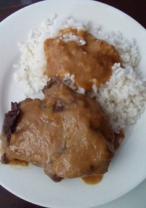 Una foto de Galta al vino tinto acompañada de arroz
