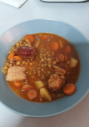 Una foto de Lentejas con costillas y chorizo