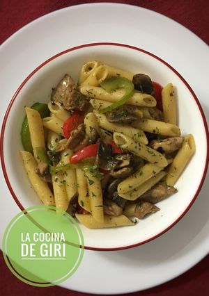 Una foto de Penne Primavera&Cerdo #lacocinadegiri