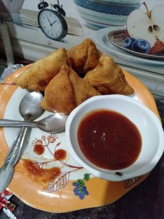 आलू,मटर समोसे (aloo matar samose recipe in Hindi) रेसिपी मुख्य फोटो