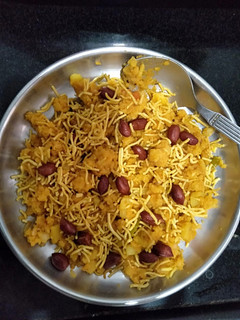 બટાકા પૌવા (Bataka Poha Recipe In Gujarati) રેસીપી મુખ્ય ફોટો